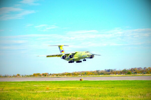 Avión de transporte militar de la aviación rusa vuela hacia el cielo