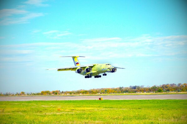 L aereo da trasporto militare dell aviazione russa decolla nel cielo