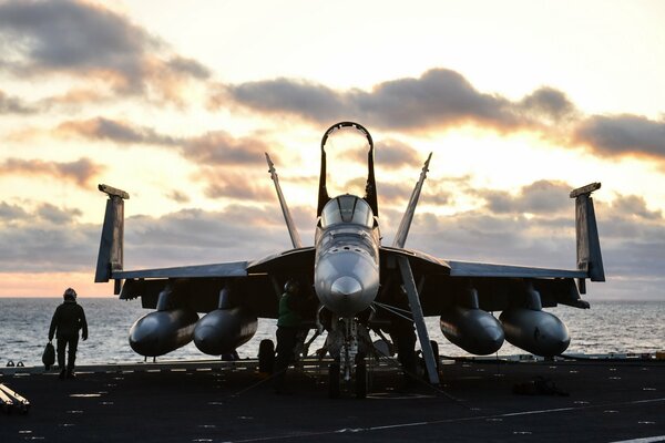 Al atardecer hay un avión