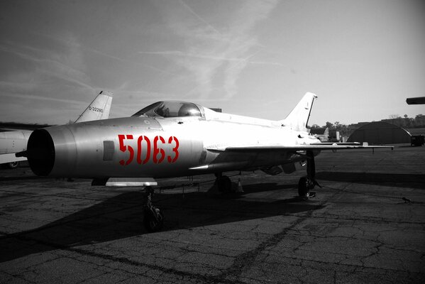 Caccia multiruolo supersonico MiG-21 all aeroporto