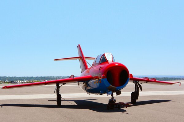 Caccia a reazione MiG-17 in piedi a terra vista frontale