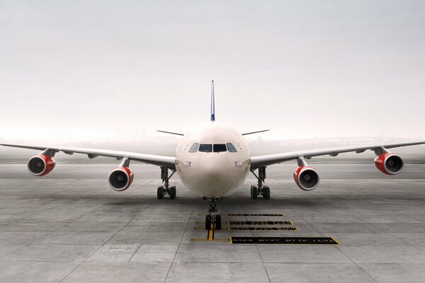 Foto di un aereo di linea passeggeri bianco