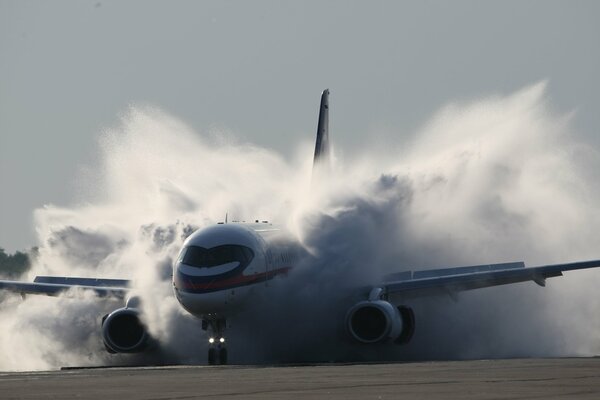 Atterrissage d un avion russe au sol