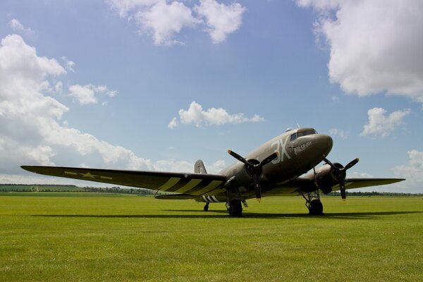 Avión de transporte militar C-47 en el campo