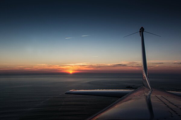 Coucher de soleil près de la queue de l avion