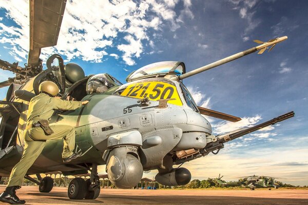 El piloto sube a su helicóptero en el aeródromo