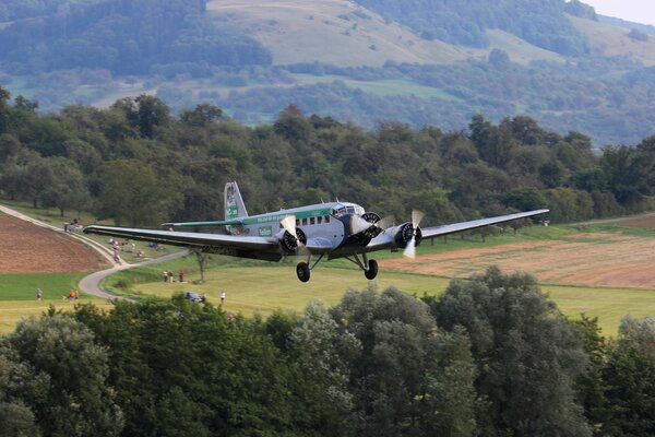 Avion de transport militaire, y - 52 survole la forêt