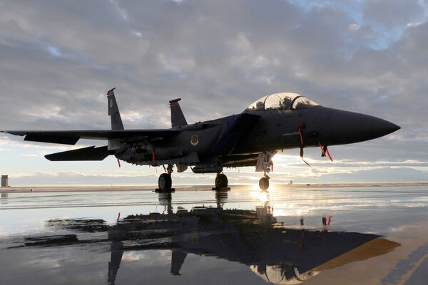 Avión militar en el fondo del amanecer