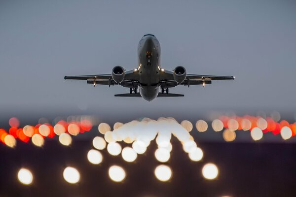 Atterrissage sur la piste d un Boeing passager