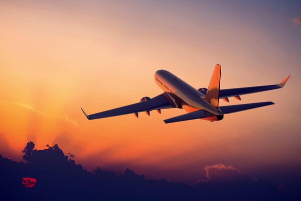 Avion vole dans le ciel au lever du soleil