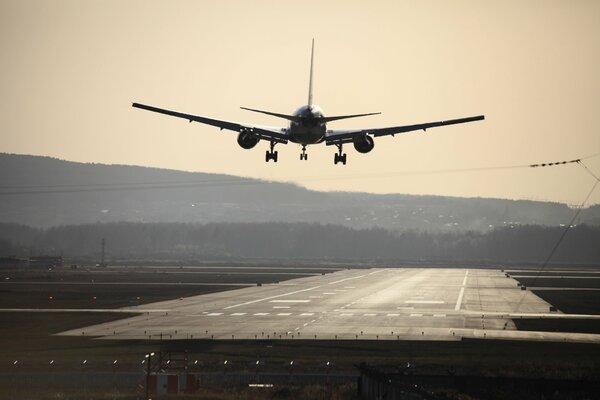 El avión va a aterrizar. Hermosa foto del avión. Aeropuerto