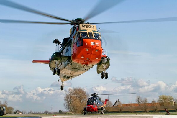 Hélicoptère s-61 Sikorsky à l aérodrome