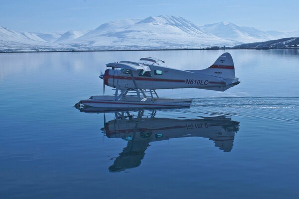 Reflejo del hidroavión en el despegue