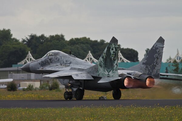 Mig-29 Mehrzweckjäger auf der Landebahn