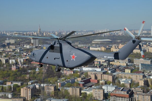 Der Flug des MI-26-Hubschraubers über den Moskauer Hochhäusern