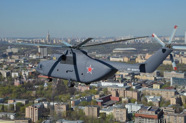 Vuelo del helicóptero mi-26 sobre los rascacielos de Moscú