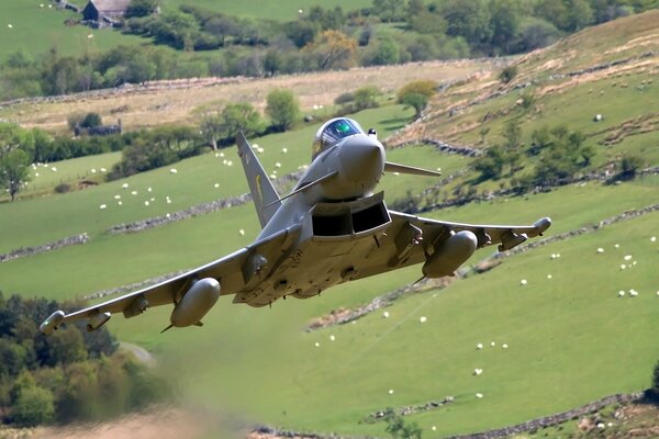 La aviación presentó un nuevo avión con armas