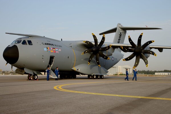 Airbus A400M de cuatro motores de transporte militar