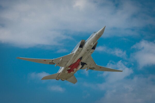 Imagen del bombardero supersónico tu-22m3 en el cielo