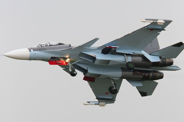 Wojskowy dwumiejscowy samolot wielozadaniowy myśliwiec Su-30cm