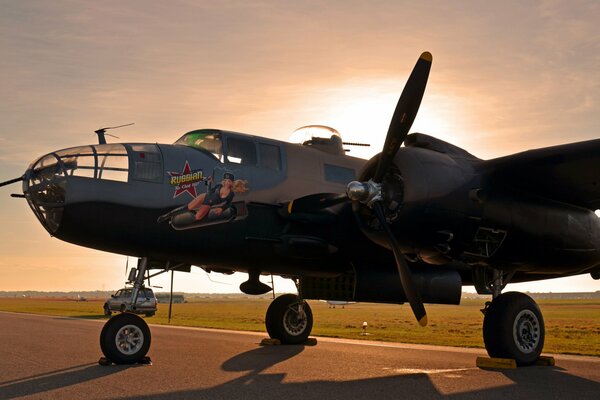 Avion militaire sur fond de coucher de soleil