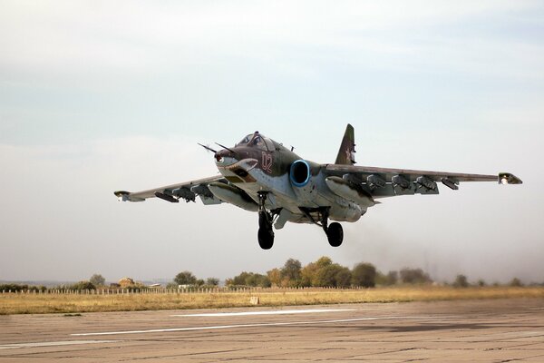 Fondo de pantalla de su-25 Ruso en el despegue