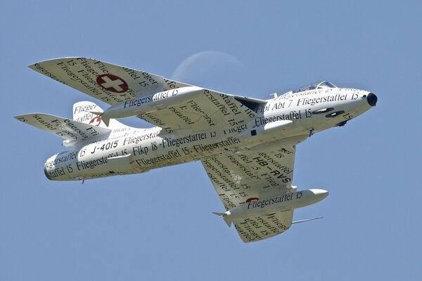 Истребитель-бомбардировщик hawker Hunter в воздухе