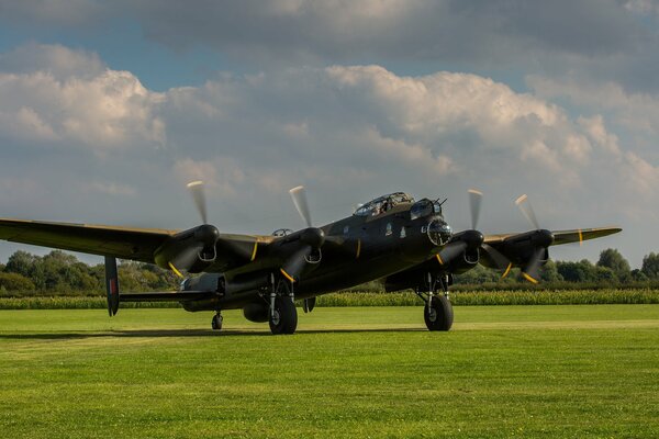 Lourd quatre-moteur Lancaster bombardier