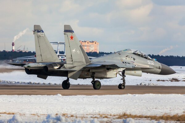 Double combattant polyvalent sur fond de ciel