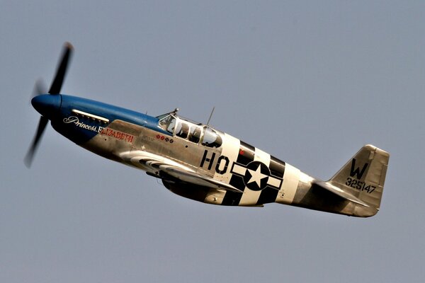 P-51s Mustang dans la montée vue de bâbord