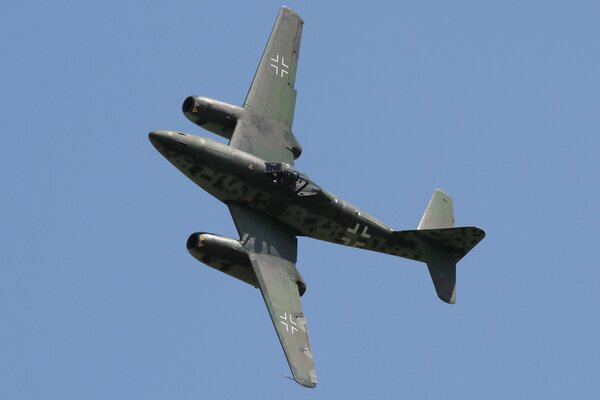 Chasseur à réaction de la seconde guerre mondiale dans les airs