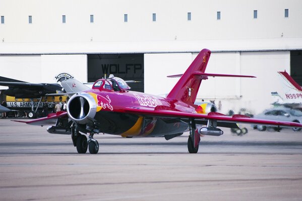 MIG-17 chasseur à réaction dans la coloration Red Bul