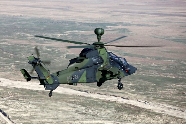 Helicóptero militar en el cielo sobre el desierto