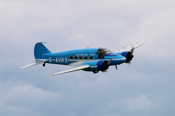 Avión británico Avro Anson en el cielo