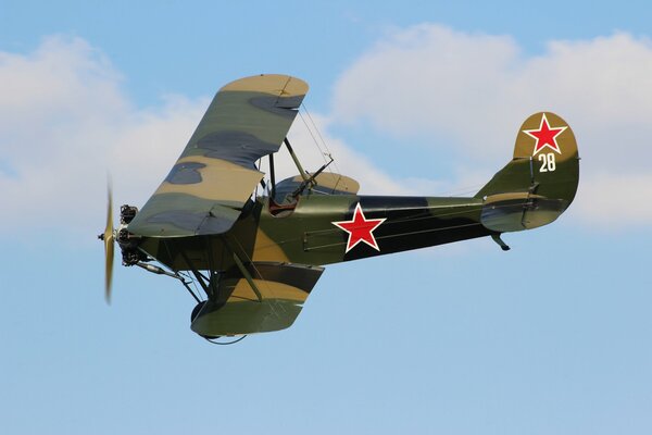 Avion militaire vole à travers les nuages