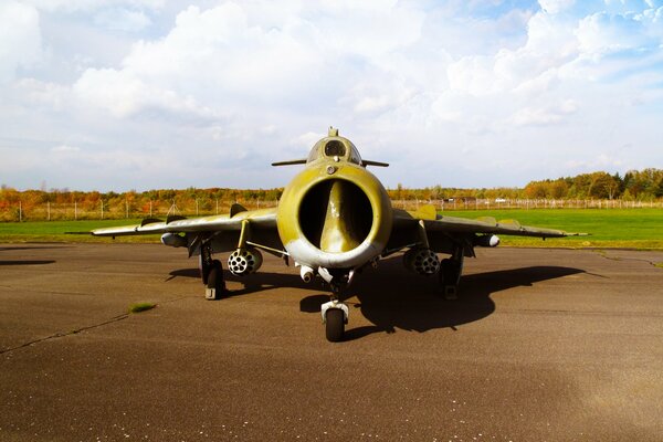 MiG-17 myśliwiec odrzutowy na ziemi widok z przodu