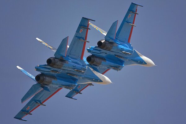 Dos aviones de combate vuelan en el cielo