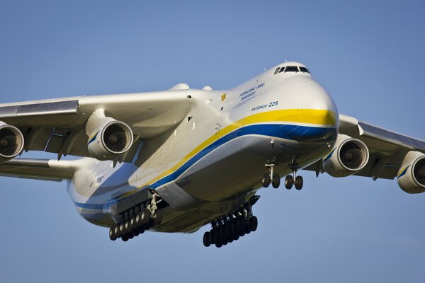 Avion de transport an-225 sur fond de ciel