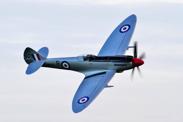 Luchador británico azul ww2 en el cielo