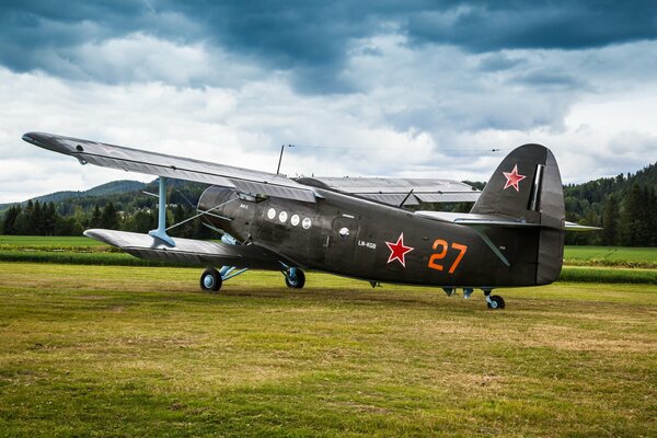 Avión multipropósito Antonov An-2 en el aeródromo