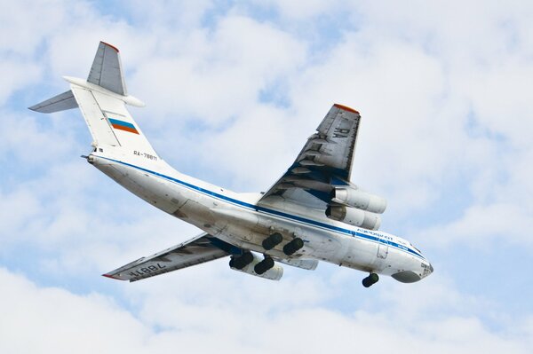 Avion de transport militaire il - 76 dans le ciel