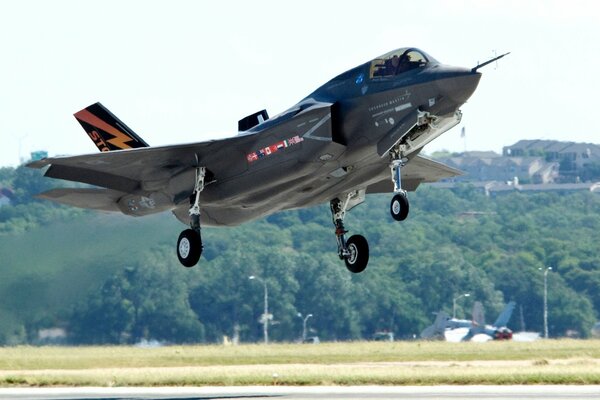 A lightning F-35 fighter-bomber taking off