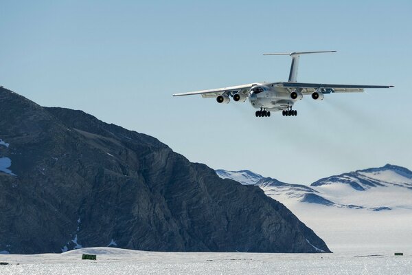 Avion dans les montagnes à l atterrissage