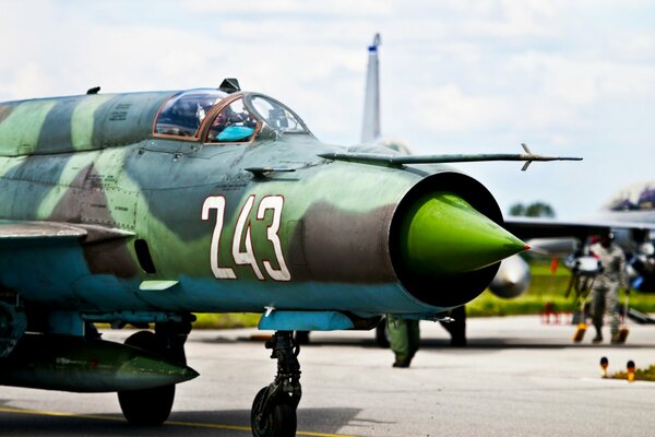 Rosyjski myśliwiec MiG na lotnisku