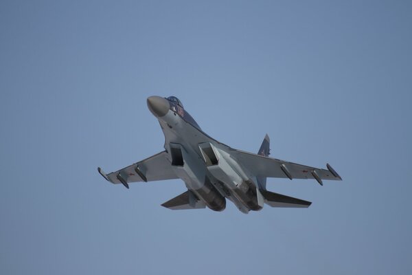 El avión de combate despegó por primera vez a un alto nivel