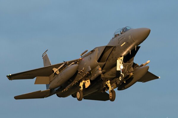 Avión F-15 en el aire con el tren de aterrizaje lanzado