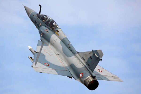 Myśliwiec Mirage 2000 na niebie