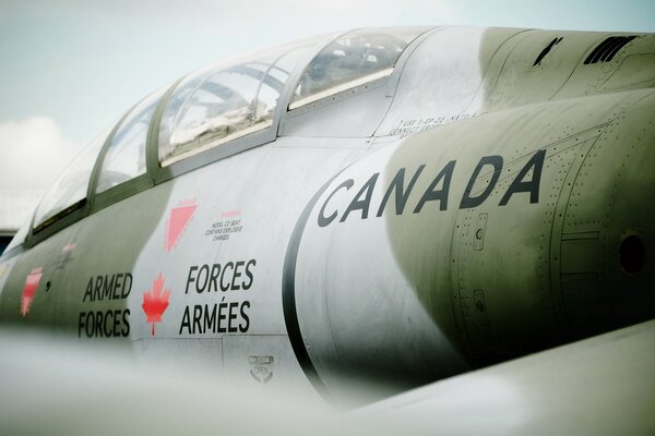 Samolot. Myśliwiec. Zdjęcie samolotu z bliska. Samolot wojskowy w Kanadzie