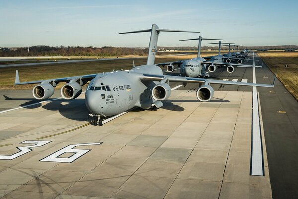 Flugzeuge der c- 17 globemaster iii auf dem Flugplatz