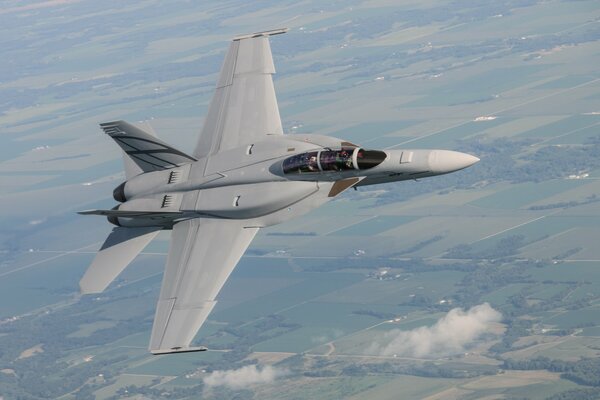 Avión de combate furtivo F-18 avanzado